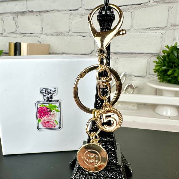 CHANEL beauty line gold CC charms on keychain - Picture 5 of 7